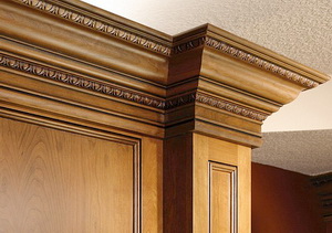 Классический интерьер требует отделку потолка в деревянном погонаже