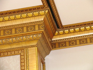 Роскошный деревянный плинтус для потолка с резьбой